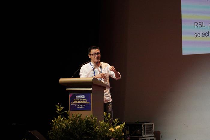 Senior Research Fellow Tanghua Li presenting his research (Source: Hadi Ikhsan/Earth Observatory of Singapore)