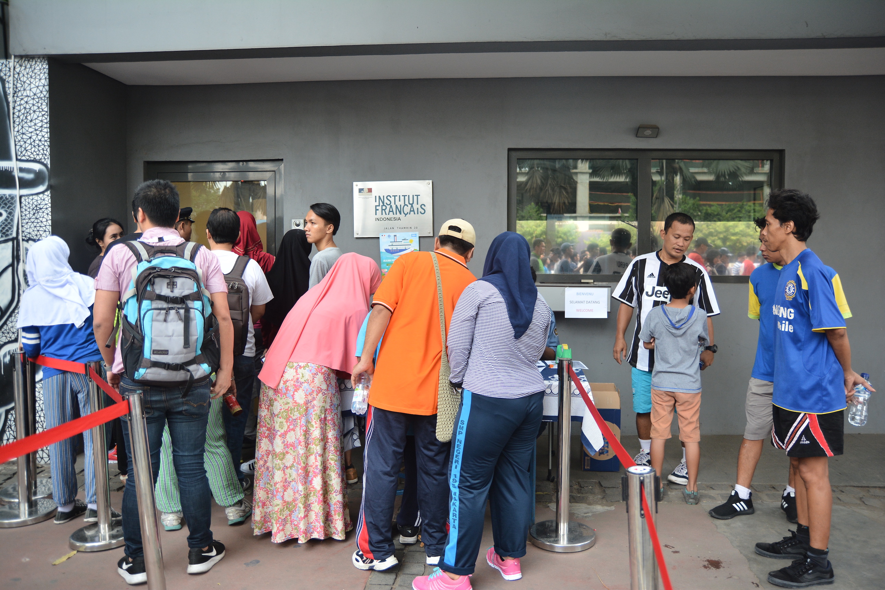 People queue to join the festivities inside the French Embassy in Jakarta (Source: IFI/Ndaru Wicaksono) People queue to join the festivities inside the French Embassy in Jakarta (Source: IFI/Ndaru Wicaksono)