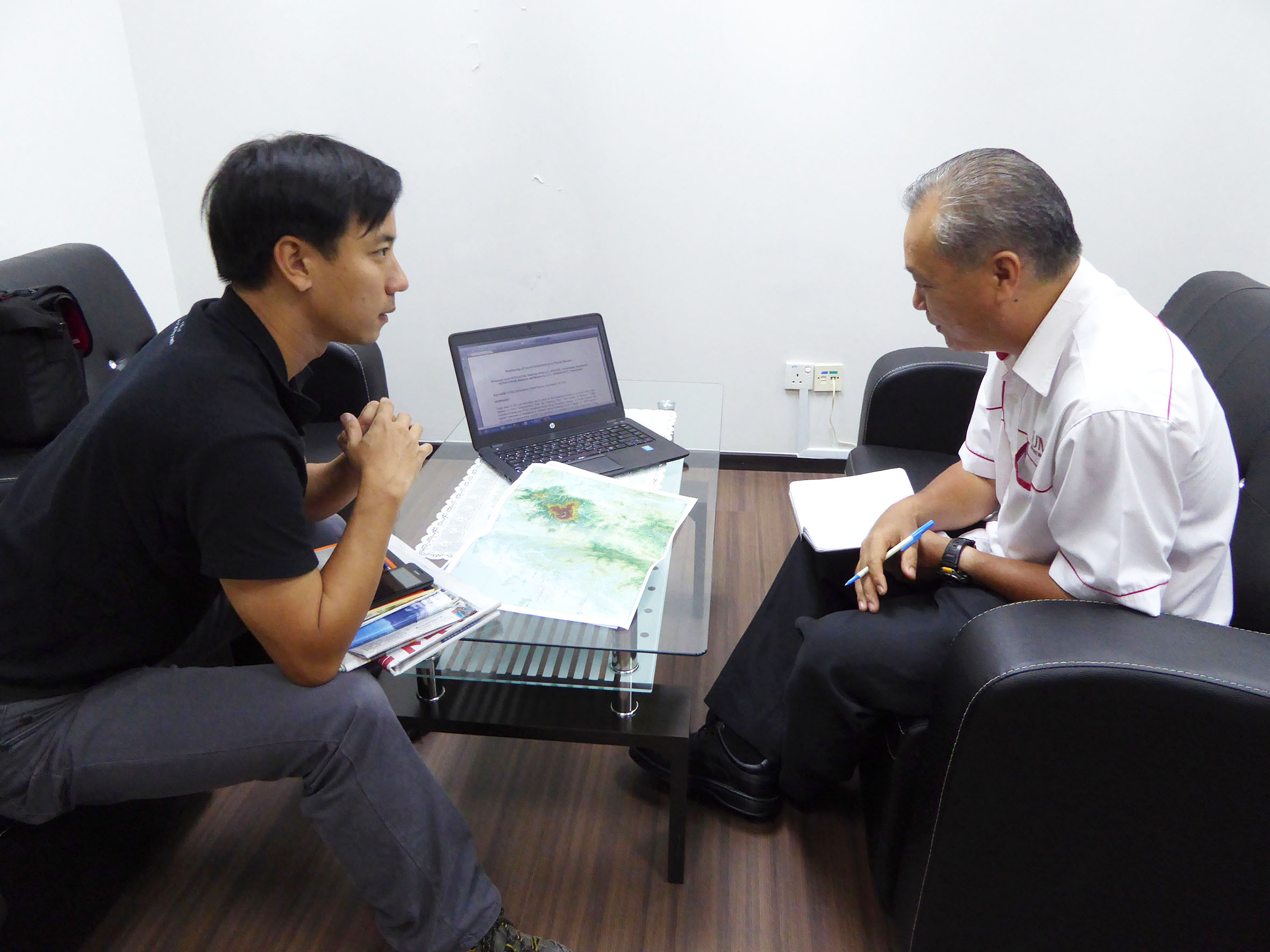 Dr Wang Yu (left) in a discussion with Prof Felix Tongkul, director of Universiti Malaysia Sabah (UMS) Centre for Research Management and Innovation (Source: Yvonne Soon)