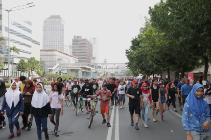 Pedestrians reclaim the streets for Car-Free Day in Jakarta (Source: EOS/ Rachel Siao)