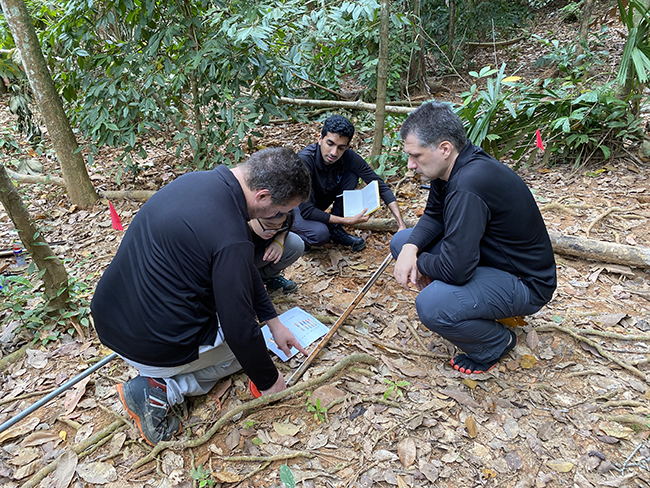 Christabel (second from right) collecting sediment cores at Pulau Ubin with Research Fellows Dr Majewski Jedrzej (leftmost) and Dr Geoff Richards, as well as fellow PhD student Yudhishthra Nathan (rightmost) (Source: Cheryl Han/Earth Observatory of Singapore) 