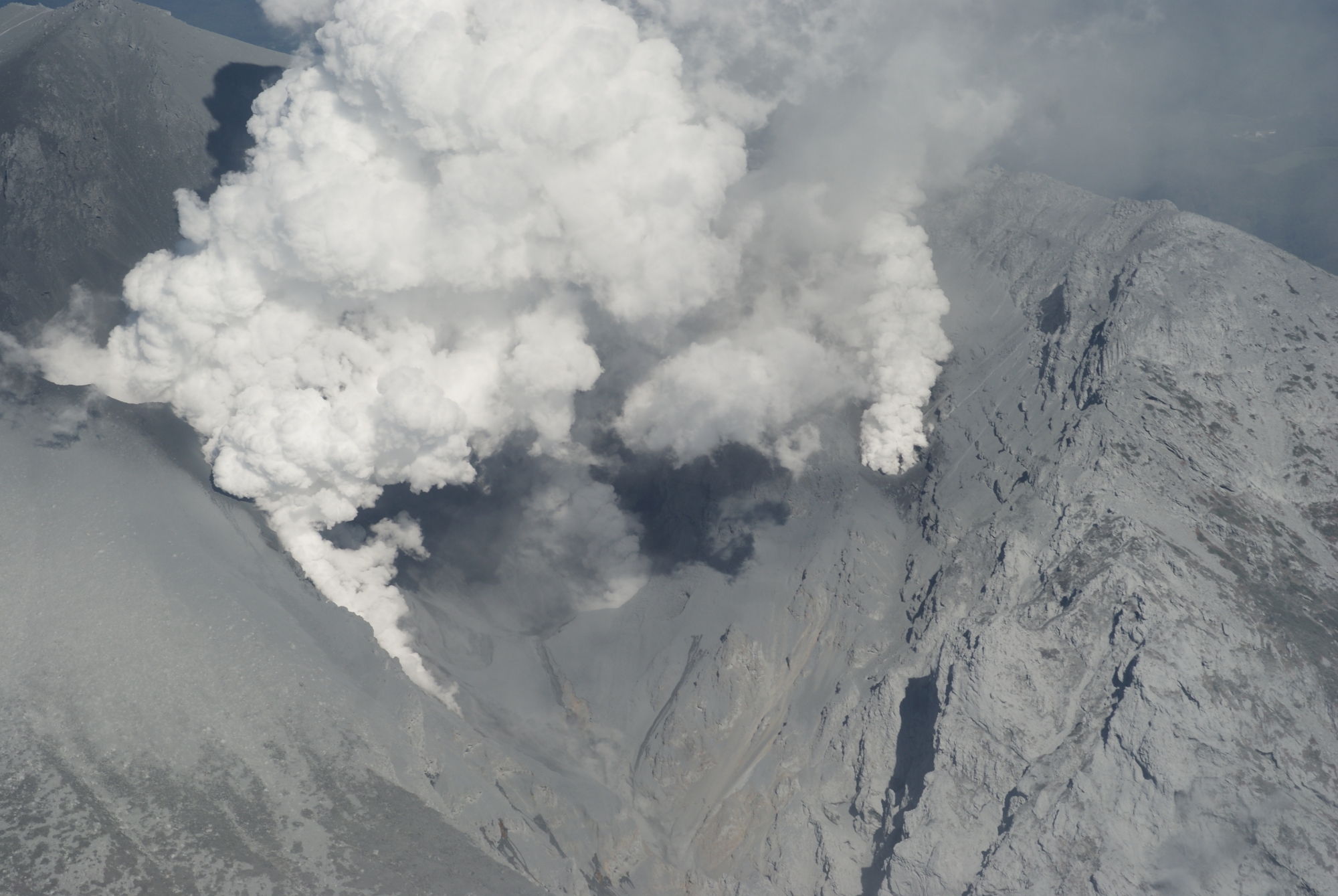 The vent of Mount Ontake two days after the volcano erupted (Source: Koshun Yamaoka/Nagoya University)