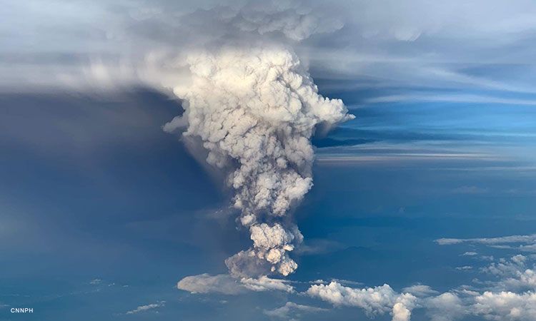 The volcanic plume from Taal (Source: GujaratmitraLIVE/Twitter)