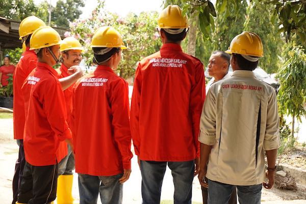 Asian Agri conducts a briefing on fire incident-detection and fire-fighting during a Fire-Free Village Program designed to prevent wildfires outside their plantations in Indonesia (Source: Sri Hapsari Budisulistriorini)