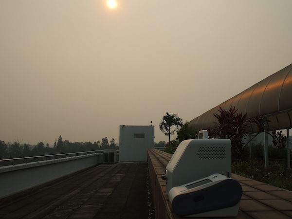 Equipment to measure haze particles was employed during the 2015 haze incident in Singapore (Source: Mikinori Kuwata) Equipment to measure haze particles was employed during the 2015 haze incident in Singapore (Source: Mikinori Kuwata)