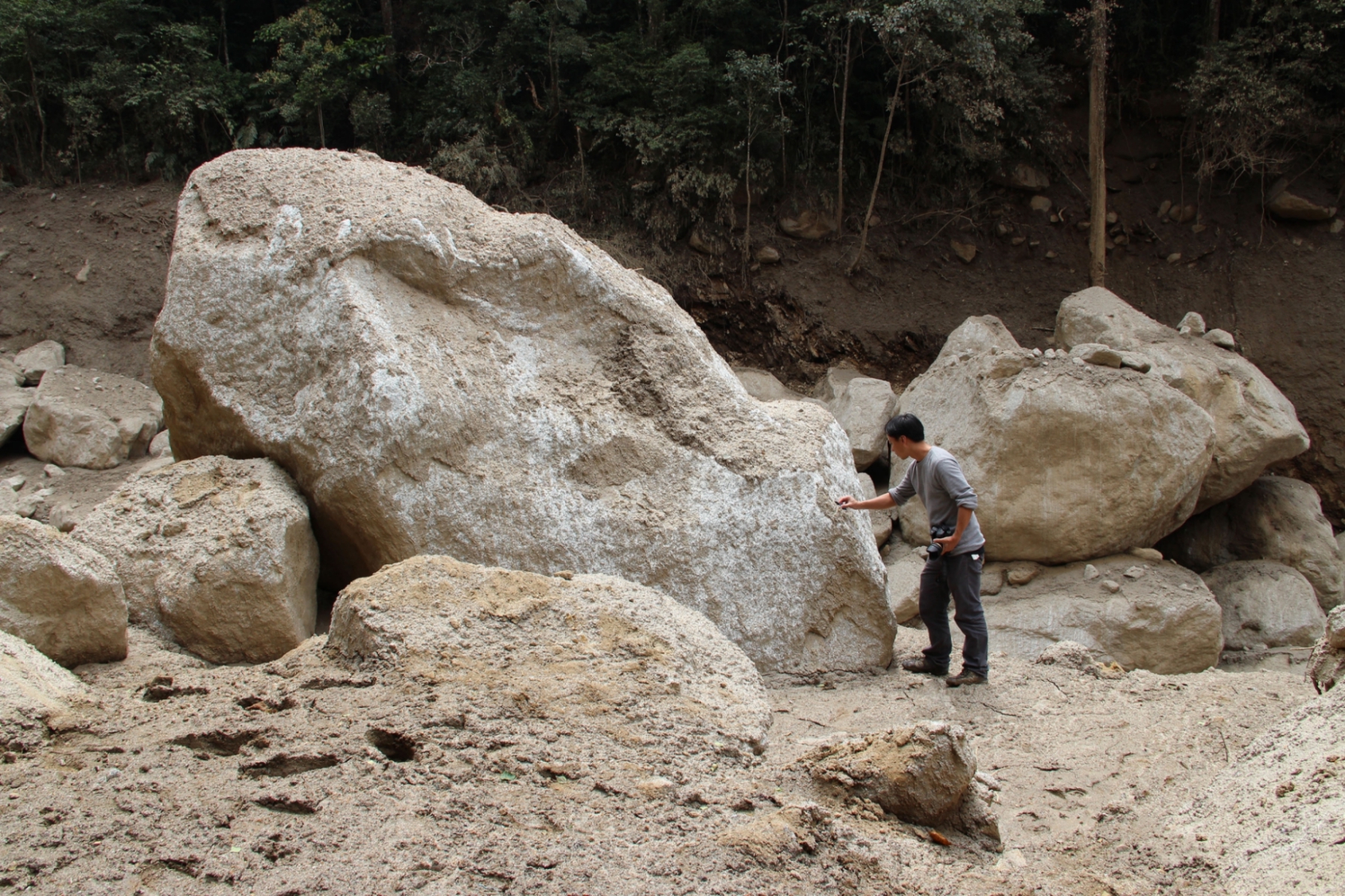 EOS Research Fellow, Dr Wang Yu, inspects the granite boulders at Mount Kinabalu (Source: Yvonne Soon & Wang Yu)