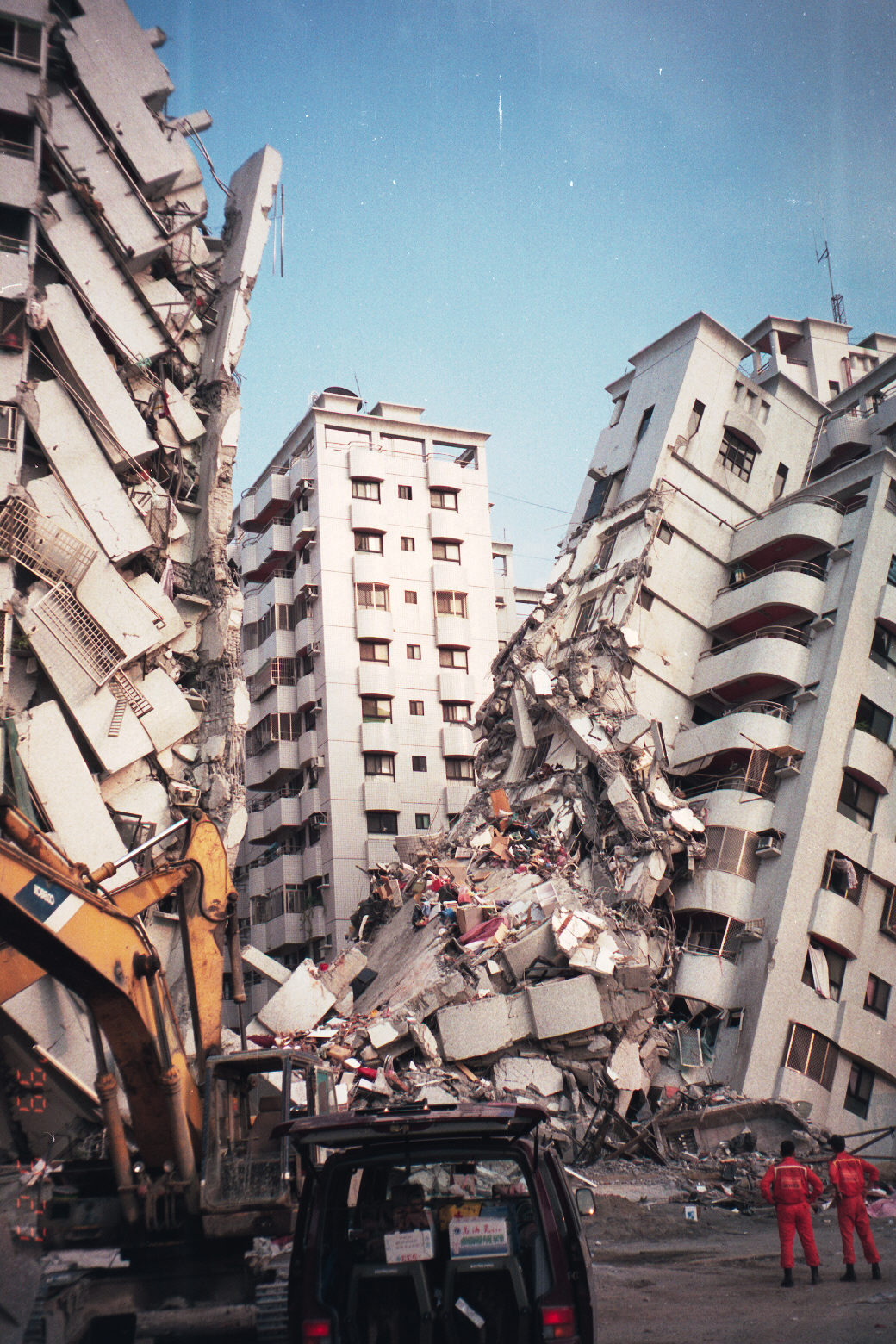 Devastation from the 1999 Chi-Chi earthquake in Taiwan (Source: Kwangmo/Wikimedia)