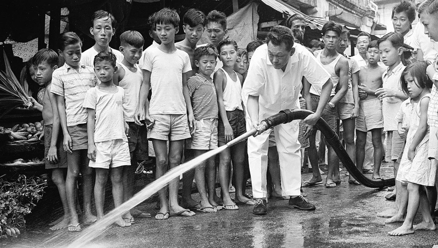 The late Minister Mentor, then Prime Minister, Lee Kuan Yew leading a mass drive to spring-clean as part of the Keep Singapore Clean Movement. Nov 23, 1969 (Source: The Straits Times) The late Minister Mentor, then Prime Minister, Lee Kuan Yew leading a mass drive to spring-clean as part of the Keep Singapore Clean Movement. Nov 23, 1969 (Source: The Straits Times)
