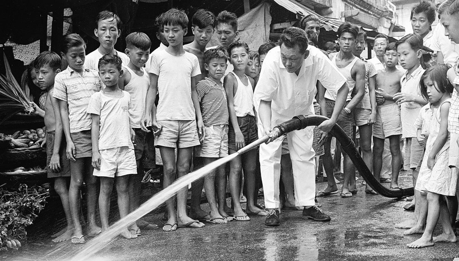 The late Minister Mentor, then Prime Minister, Lee Kuan Yew leading a mass drive to spring-clean as part of the Keep Singapore Clean Movement. Nov 23, 1969 (Source: The Straits Times) 