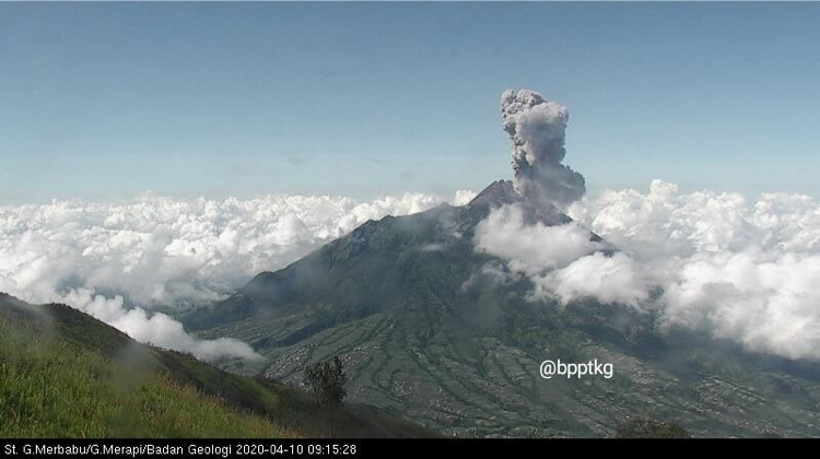 Merapi sent a plume a few hundred metres above the volcano on 10 April 2020 (Source: BPPTKG)