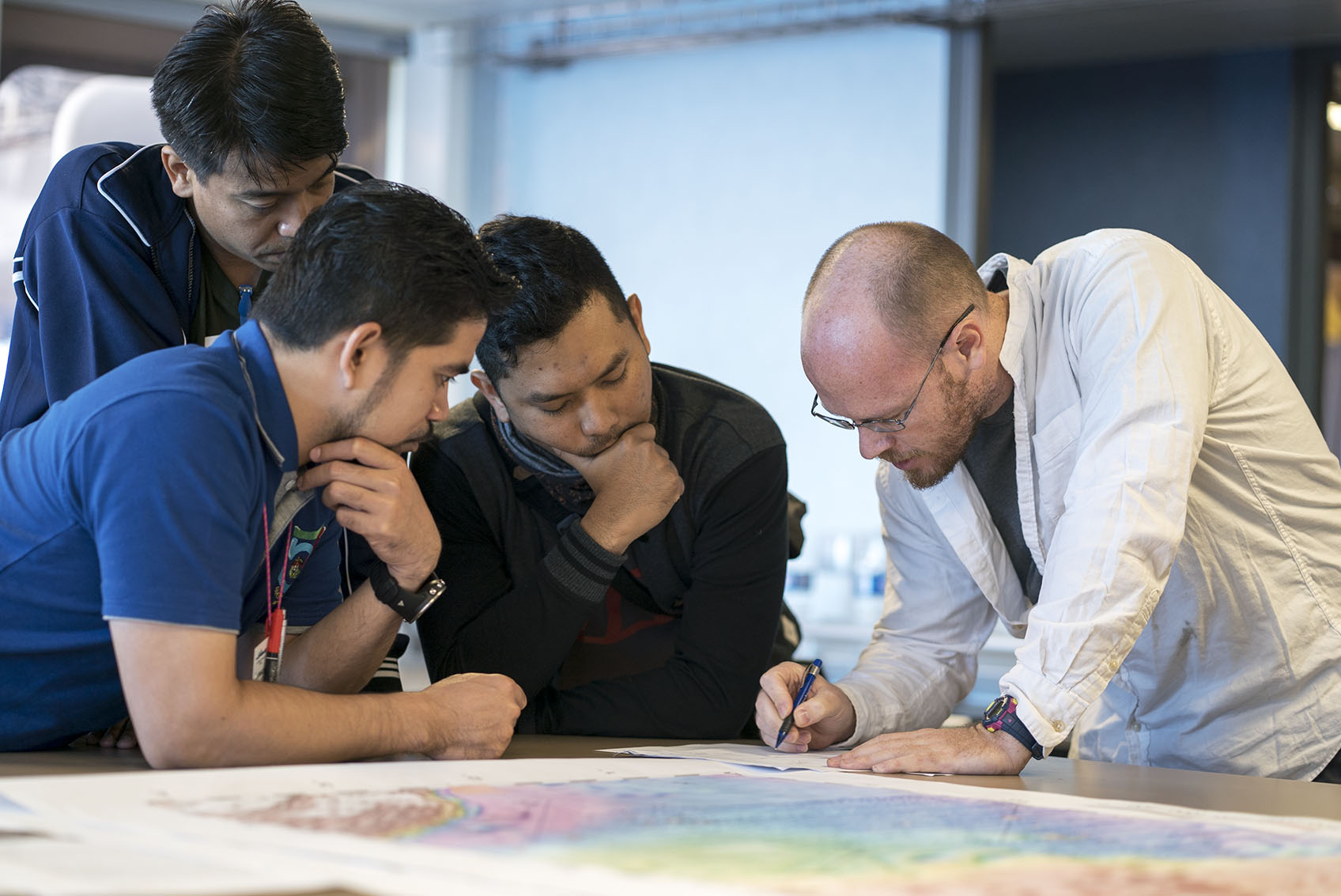 Dr Bradley explains the basics of transform faults to students participating in the Floating Summer School, which hosts 15 students from 8 different countries (Source: EOS/Monika Naranjo Gonzales) 