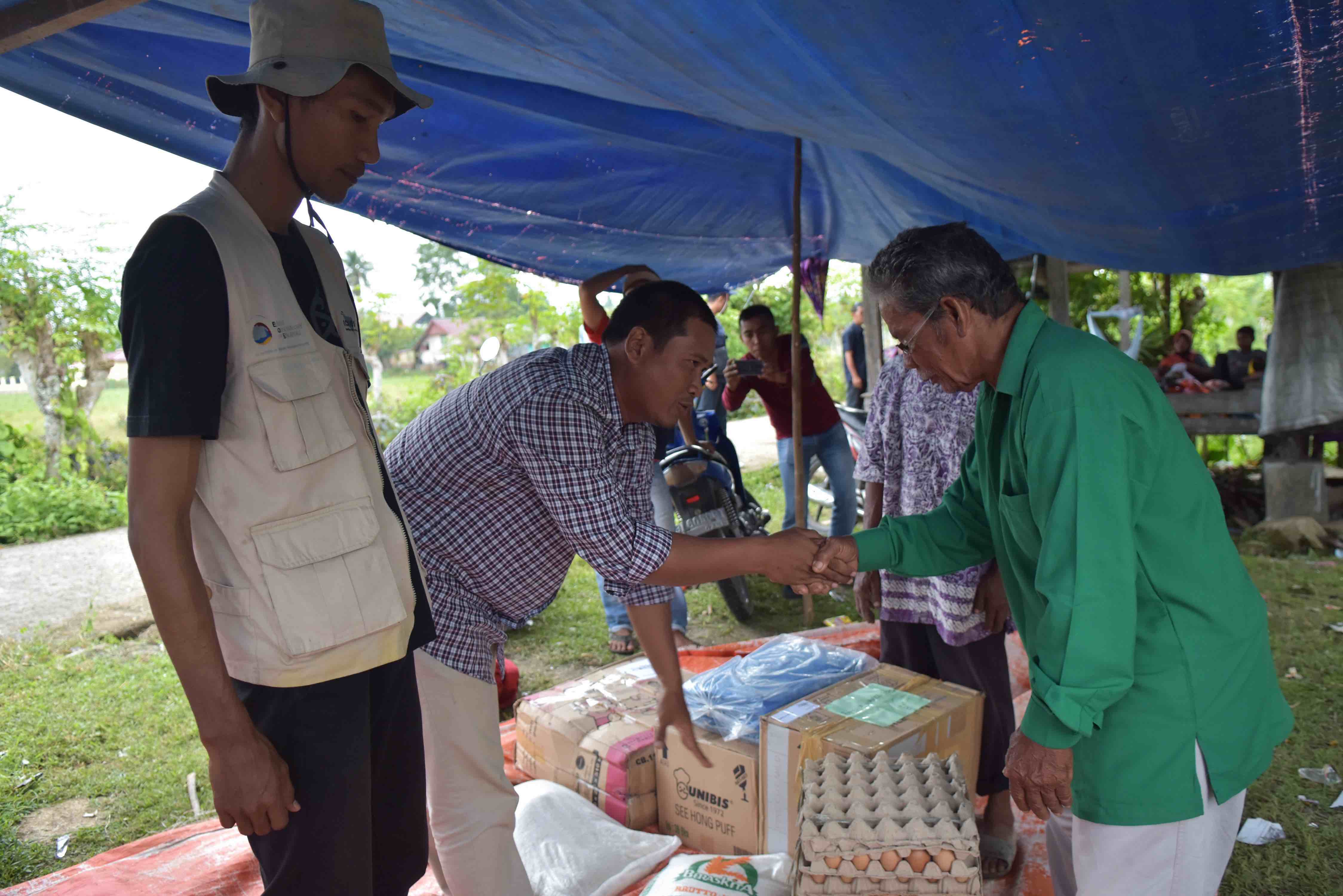 Delivering needed supplies in Balee Ba community, Meue village (Source: ICAIOS)