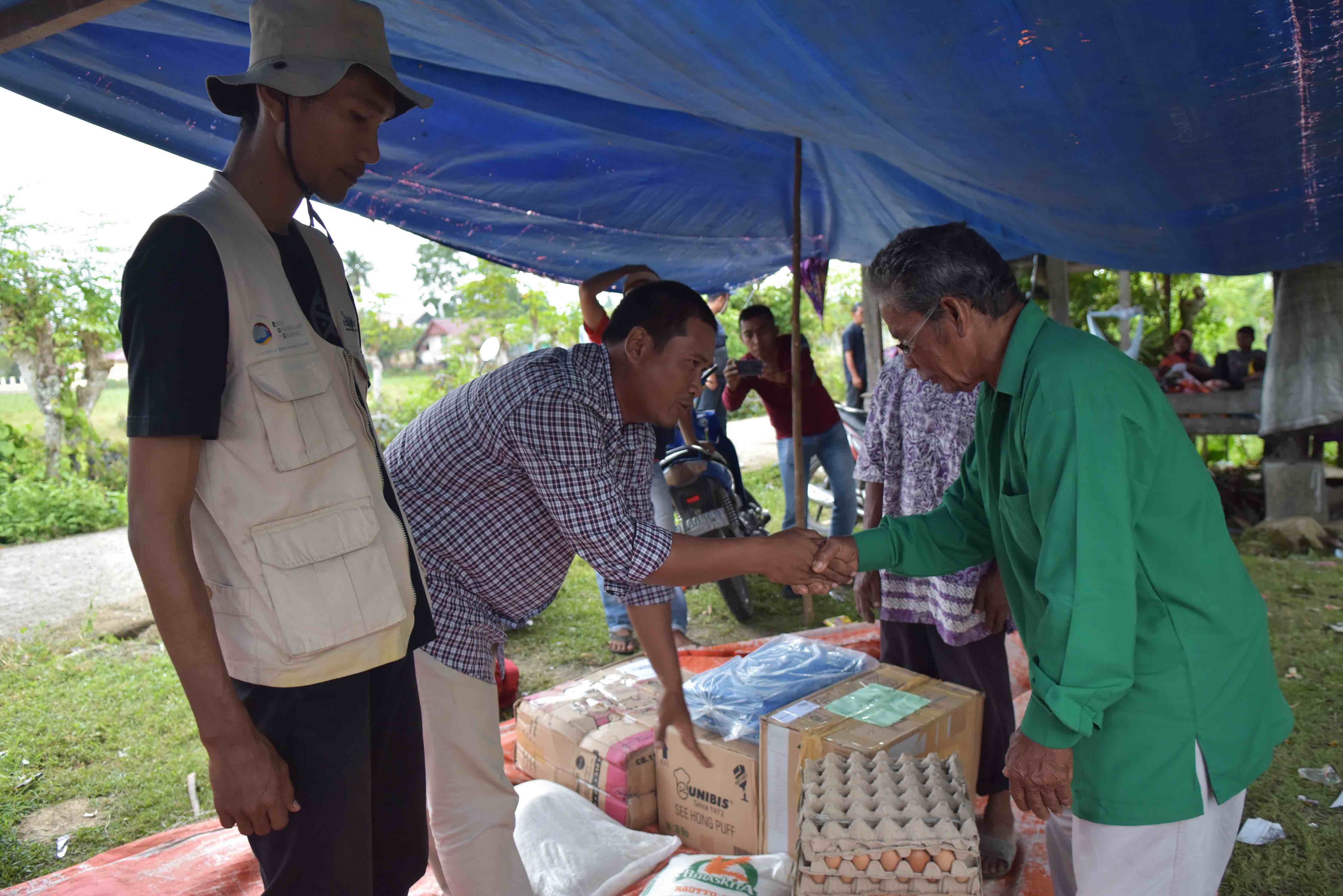 Delivering needed supplies in Balee Ba community, Meue village (Source: ICAIOS) Delivering needed supplies in Balee Ba community, Meue village (Source: ICAIOS)