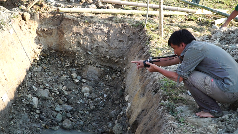Dr Wang Yu taking photos to create a photomosaic log of the Mae Chan trench (Source: Yvonne Soon)