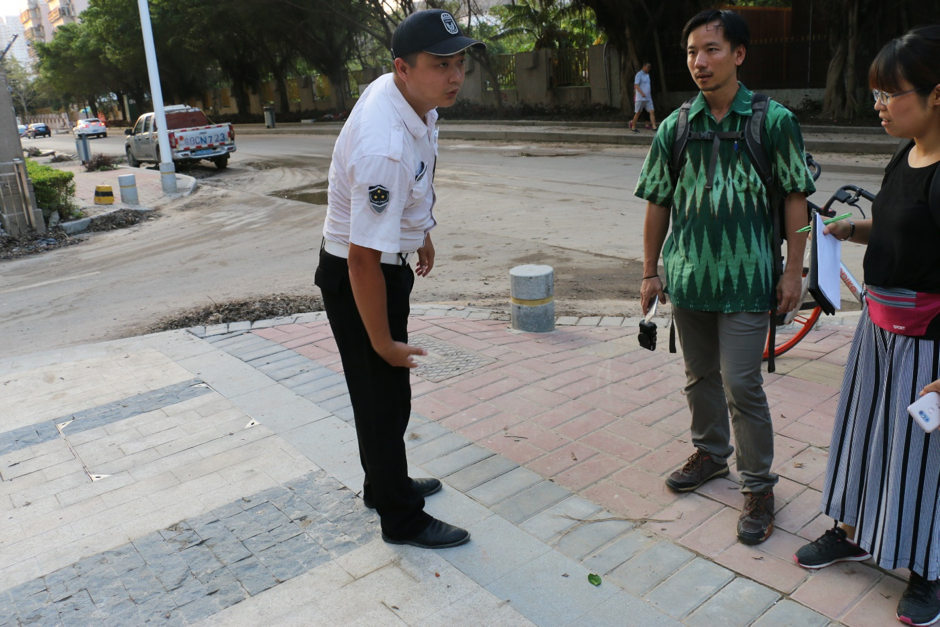 A security guard in Zhuhai explains the depth and duration of inundation during the typhoon (Source: He Kang, Tsinghua University)