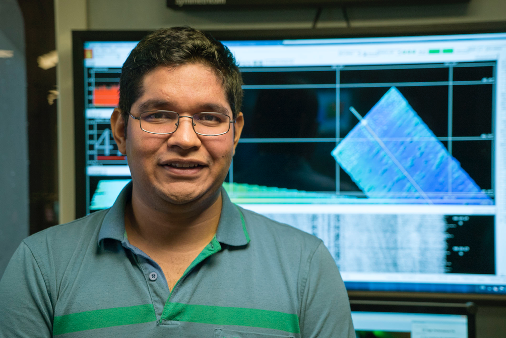 At first, PhD candidate Fernando Villanueva had to adjust his thinking in order to understand the geology displayed on seismic reflection profiles. Today the combination of so many disciplines is one of Fernando’s favourite parts of the job (Source: EOS/Monika Naranjo Gonzales)
