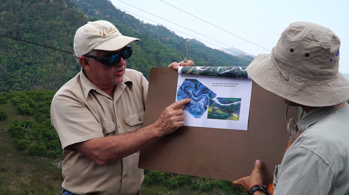Professor Ray Weldon delivers a lecture while out in the field (Source: Yvonne Soon)