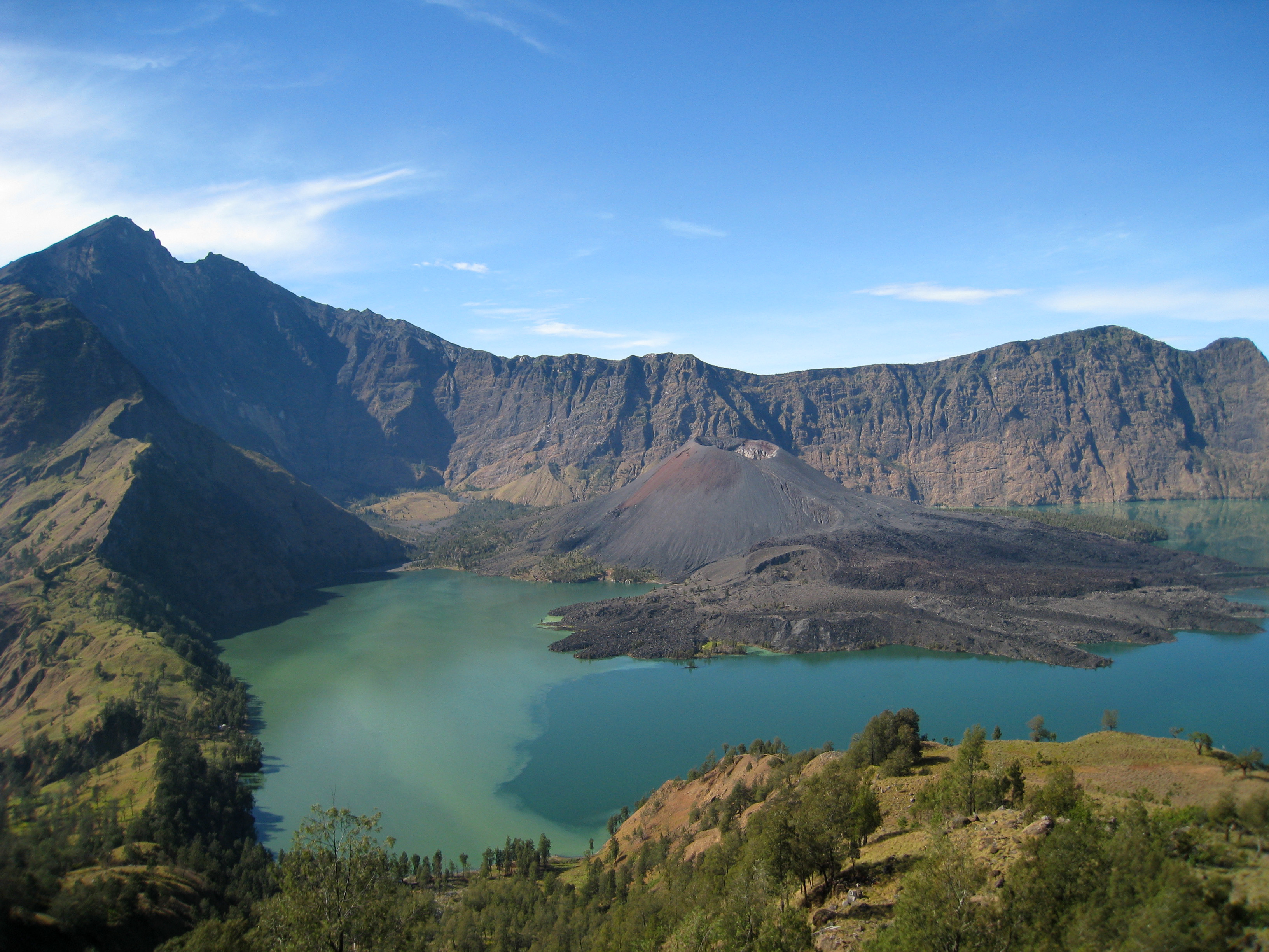 The Samalas volcano eruption in 1257 left a large caldera (lake Segara Anak) next to Rinjani volcano. (Source: Wikipedia/Petter Lindgren)