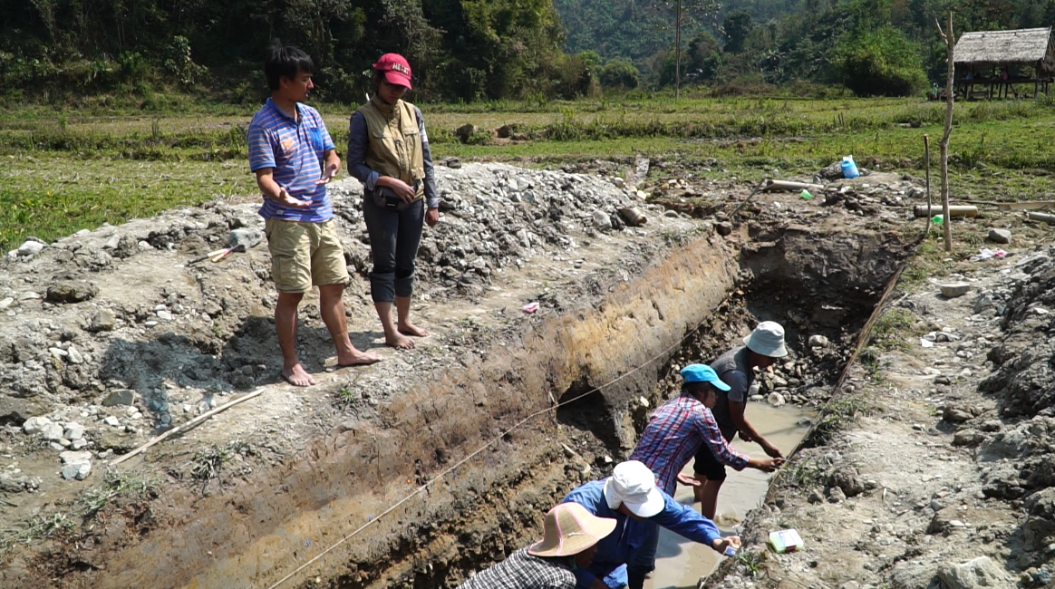 Dr Wang Yu instructs students about active fault trenching (Source: Yvonne Soon)